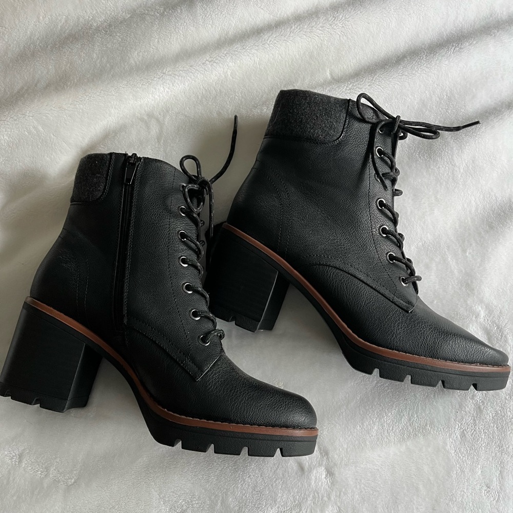 NWT BLACK WATER REPELLENT CHUNKY HEEL BOOTIE